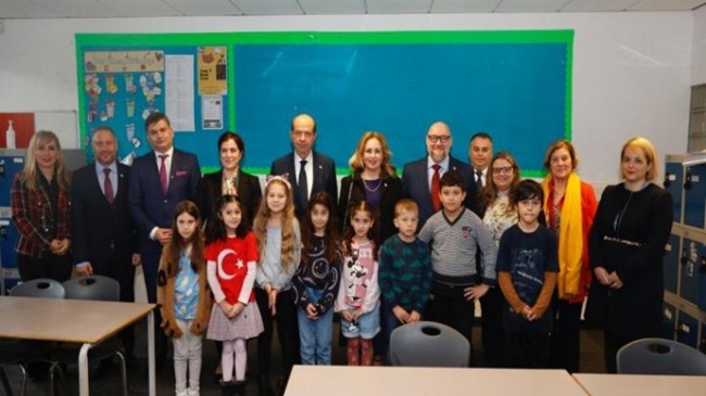 Cumhurbaşkanı Tatar Londra’da Türk okulunu ziyaret etti