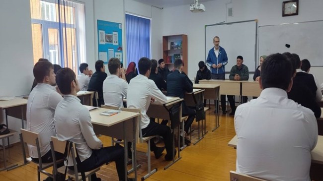 В Чечне в рамках партпроекта «Крепкая семья» для школьников и студентов состоялись лекции о семейных ценностях