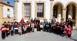 “Yeni Yıl Dilek Ağacı Projesi”, Alayköy İlkokulu’ndaki öğrencilerle buluştu. Cumhurbaşkanı Ersin Tatar’ın eşi Sibel Tatar, etkinlikteki konuşmasında vurguladı