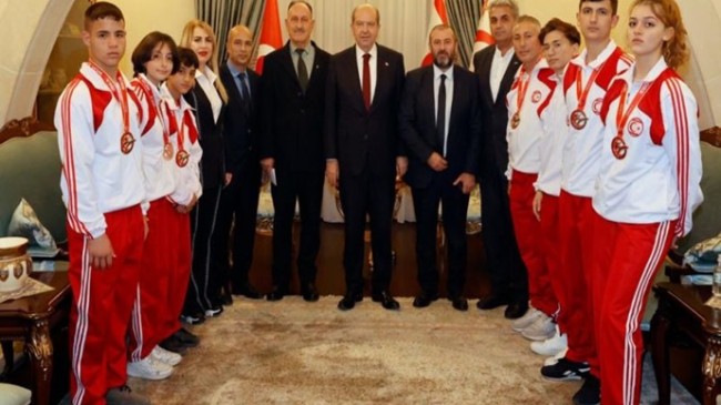 Cumhurbaşkanı Ersin Tatar, KKTC Kickboks Federasyonu Başkanı Niyazi Demirel, yönetim kurulu üyeleri ve sporcuları kabul etti