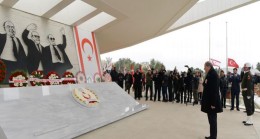 Cumhurbaşkanı Ersin Tatar, Kurucu Cumhurbaşkanı Rauf Raif Denktaş’ı anmak üzere vefatının 11’inci yıl dönümünde anıt mezarında düzenlenen törene katıldı