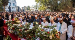 Cumhurbaşkanı Ersin Tatar, Türkiye’deki depremde hayatını kaybedenlerin cenaze törenine katıldı
