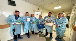 Активисты «Единой России» передали в военный госпиталь в Москве фрукты, сладости и подарки ручной работы