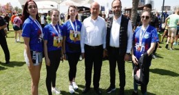 Cumhurbaşkanı Ersin Tatar, Long Beach Maratonu Ödül Töreni’ne katılarak kazananlara ödüllerini verdi