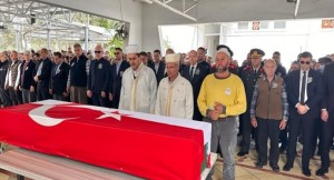 Cumhurbaşkanı Ersin Tatar, geçtiğimiz gün hayatını kaybeden iş insanı Ramiz Manyera’nın cenaze törenine katıldı