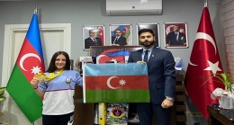 Giresundakı icmamız İrəvanda Avropa çempionu olan Cansu Bektaşa Azərbaycan bayrağını təqdim edib