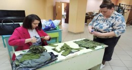 В Смоленской области активистки «Женского движения Единой России» плетут масксети для участников СВО