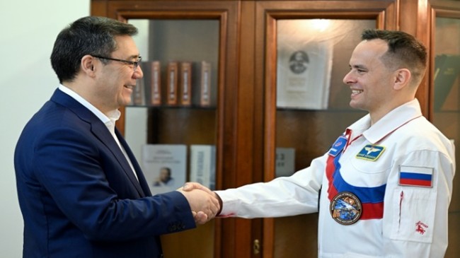 Президент Садыр Жапаров встретился с российским космонавтом, уроженцем Кыргызстана Сергеем Корсаковым