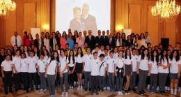 Cumhurbaşkanı Ersin Tatar, “Nesiller Buluşuyor” yarışmasında dereceye giren öğrenciler adına düzenlenen ödül törenine katıldı