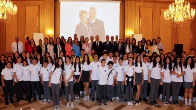 Cumhurbaşkanı Ersin Tatar, “Nesiller Buluşuyor” yarışmasında dereceye giren öğrenciler adına düzenlenen ödül törenine katıldı