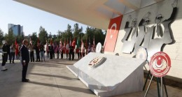 Cumhurbaşkanı Ersin Tatar, 20 Temmuz Barış ve Özgürlük Bayramı dolayısıyla, Kurucu Cumhurbaşkanı Rauf Raif Denktaş’ın Anıt Mezarı’nda düzenlenen törene katıldı