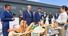 Devlet başkanı Pavlodar bölgesi işletmelerinin ürünleri ile tanıştı