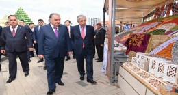 Kassym-Jomart Tokayev ve Emomali Rahmon Tacikistan’ın tarım ve sanayi ürünleri fuarını ziyaret etti