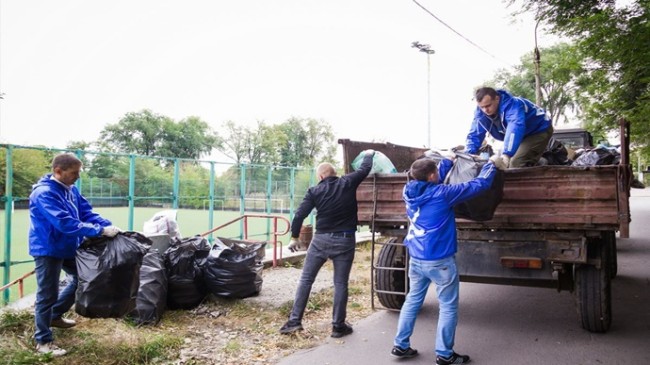“Birleşik Rusya” Donetsk’teki stadyumun topraklarında bir temizlik günü düzenledi