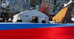 Birleşik Rusya eylemcileri Ulusal Birlik Günü nedeniyle Lisichansk’ta 100 metrelik üç renkli bir pankart açtılar