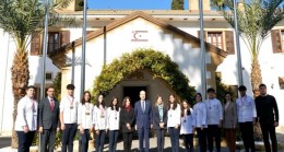 Cumhurbaşkanı Ersin Tatar, İstanbul’da düzenlenen Gastronomi Festivali’nde başarılı olan ve madalya kazanan Haydarpaşa Ticaret Lisesi öğretmen ve öğrencilerini kabul etti
