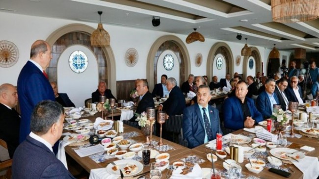 Cumhurbaşkanı Ersin Tatar, eski belediye başkanları ile bir araya geldi