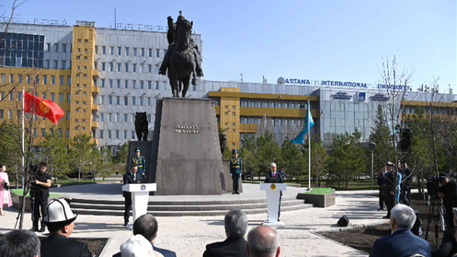 Президенты Казахстана и Кыргызстана приняли участие в церемонии открытия памятника Айкол Манасу